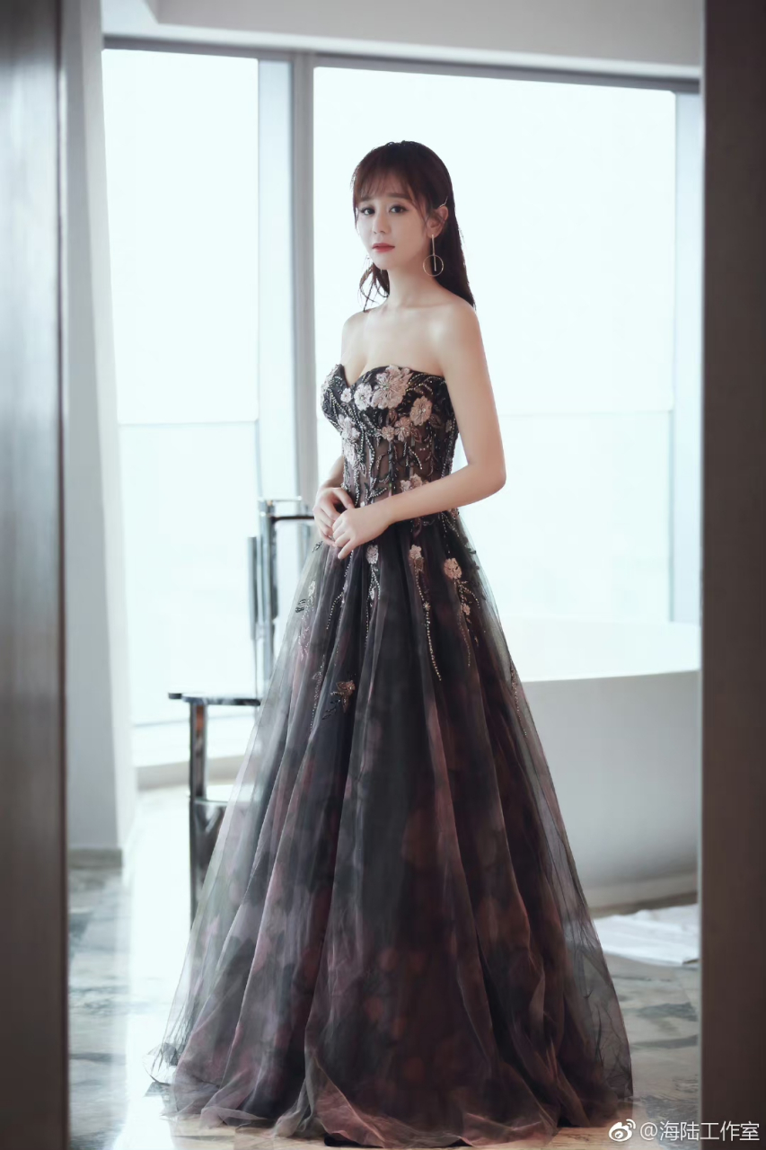 海陆有点黑,但是不丑呀,有时候还挺好看的,而且看她综艺感觉她好温柔