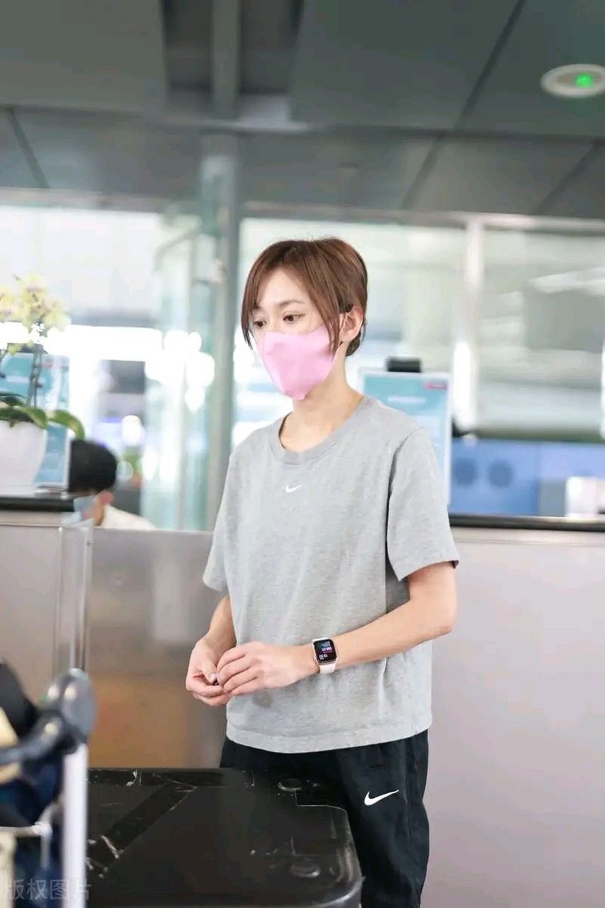 陈意涵亮相长沙机场,她这次搭配的非常简洁,看上去也很可爱,像个漂亮