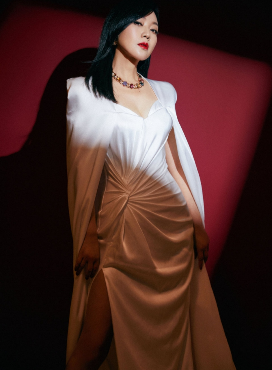 貌若天仙的性感女神#闫妮# 一袭白色深v高开叉礼裙,丰满傲人的事业线