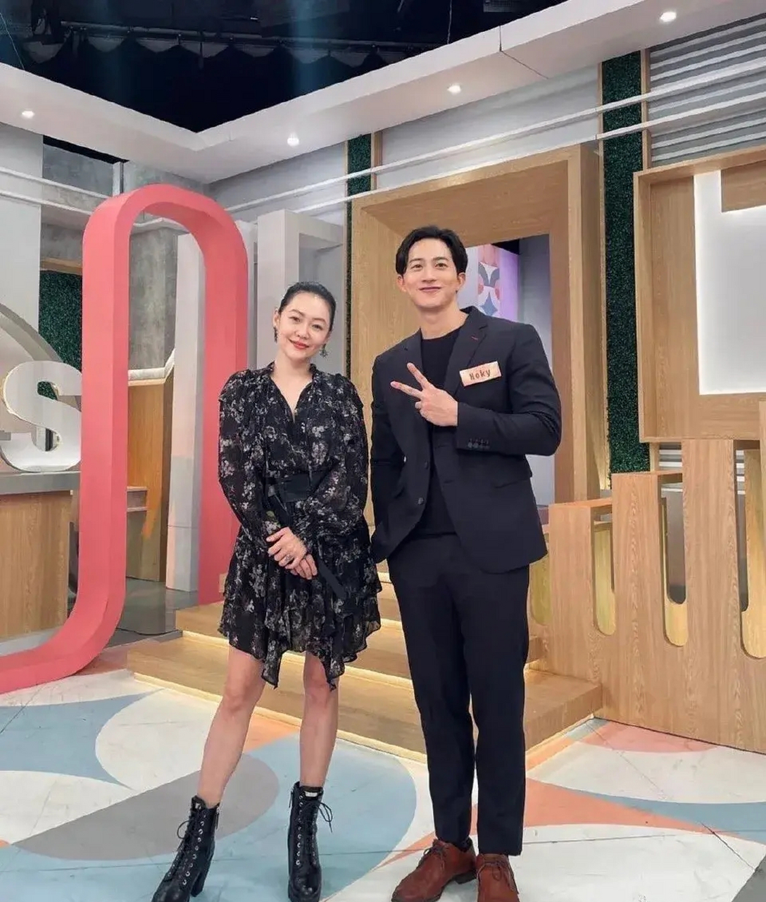 小s似乎没有受到老公许雅钧事件影响任然保持继续上班而且状态超好