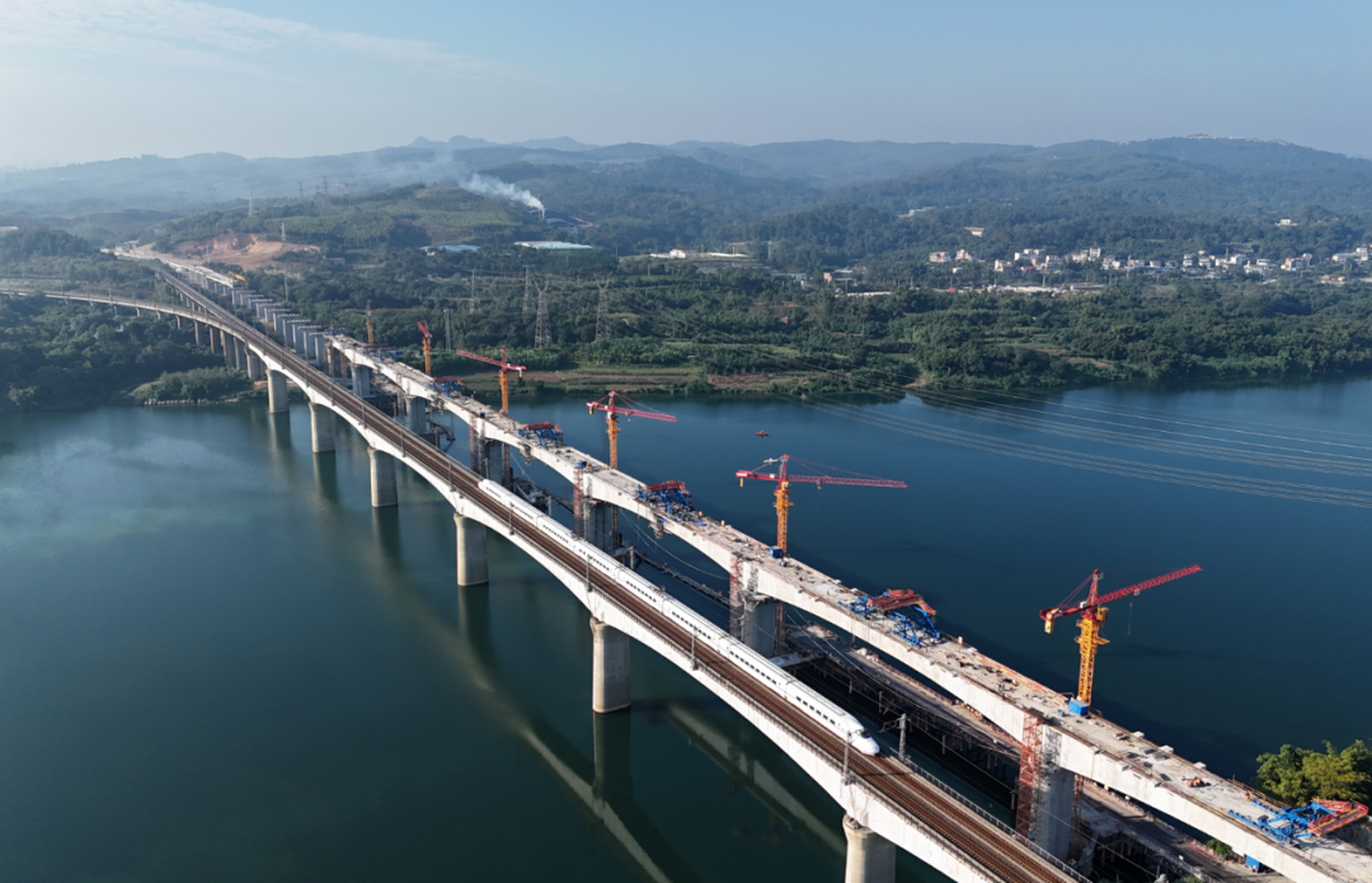 10月15日凌晨,位于广西柳州市的湘桂铁路柳江双线特大桥连续梁顺利合