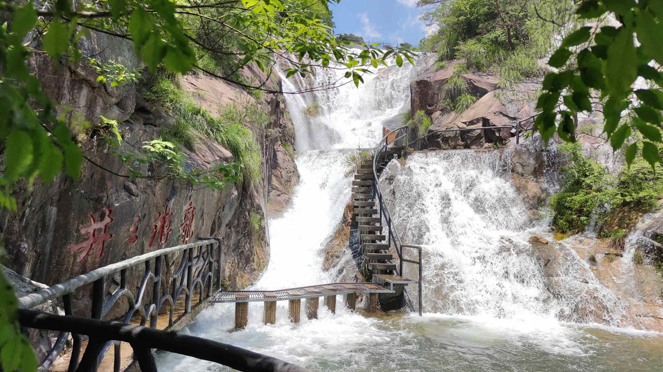 在浙江省有一座名为天台山大瀑布的景区,它在东晋时期因大文豪孙绰的