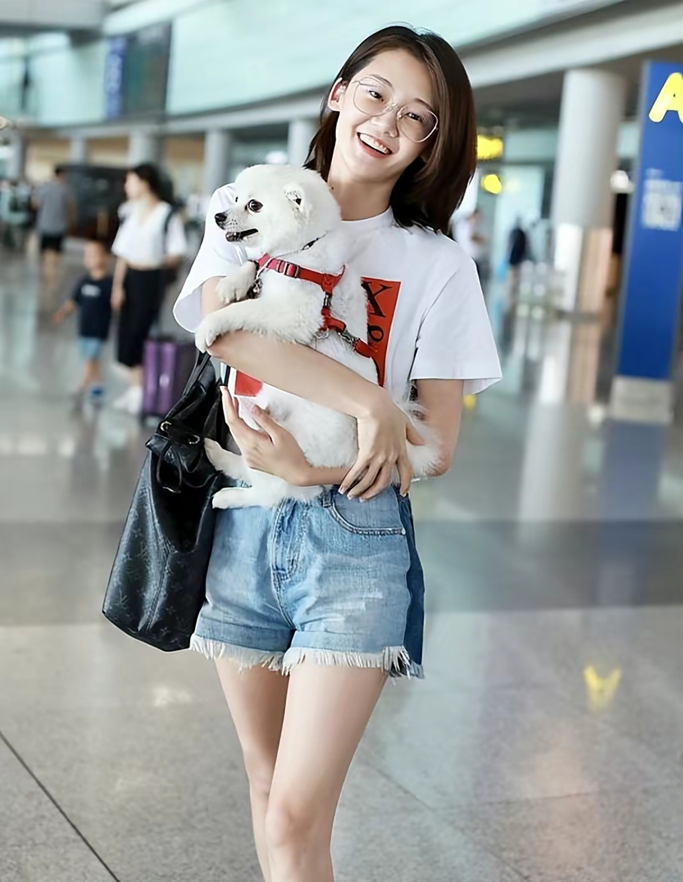 苗苗穿牛仔短裤,展露出一双白嫩而又迷人的美腿,让人刮目相看