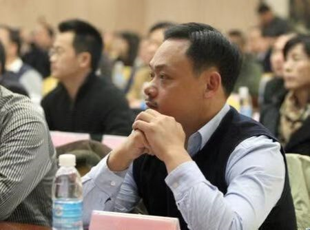 48岁奥运冠军占旭刚娶空姐当老婆,婚后幸福滋润,今从政身居要职