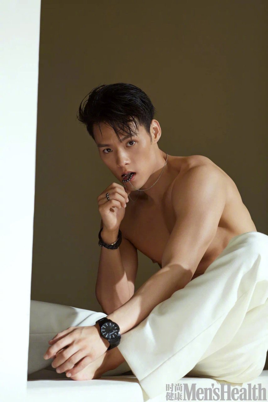 篮球# "董又霖" 喜欢运动打篮球  还是明星还有腹肌身材还好     谁