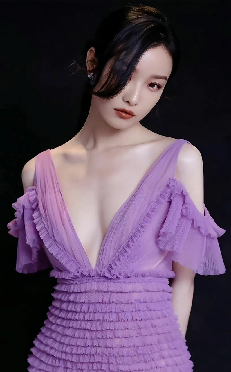 倪妮紫色深v长裙,穿搭尽显完美身材性感迷人#明星生图大赏# #娱乐最