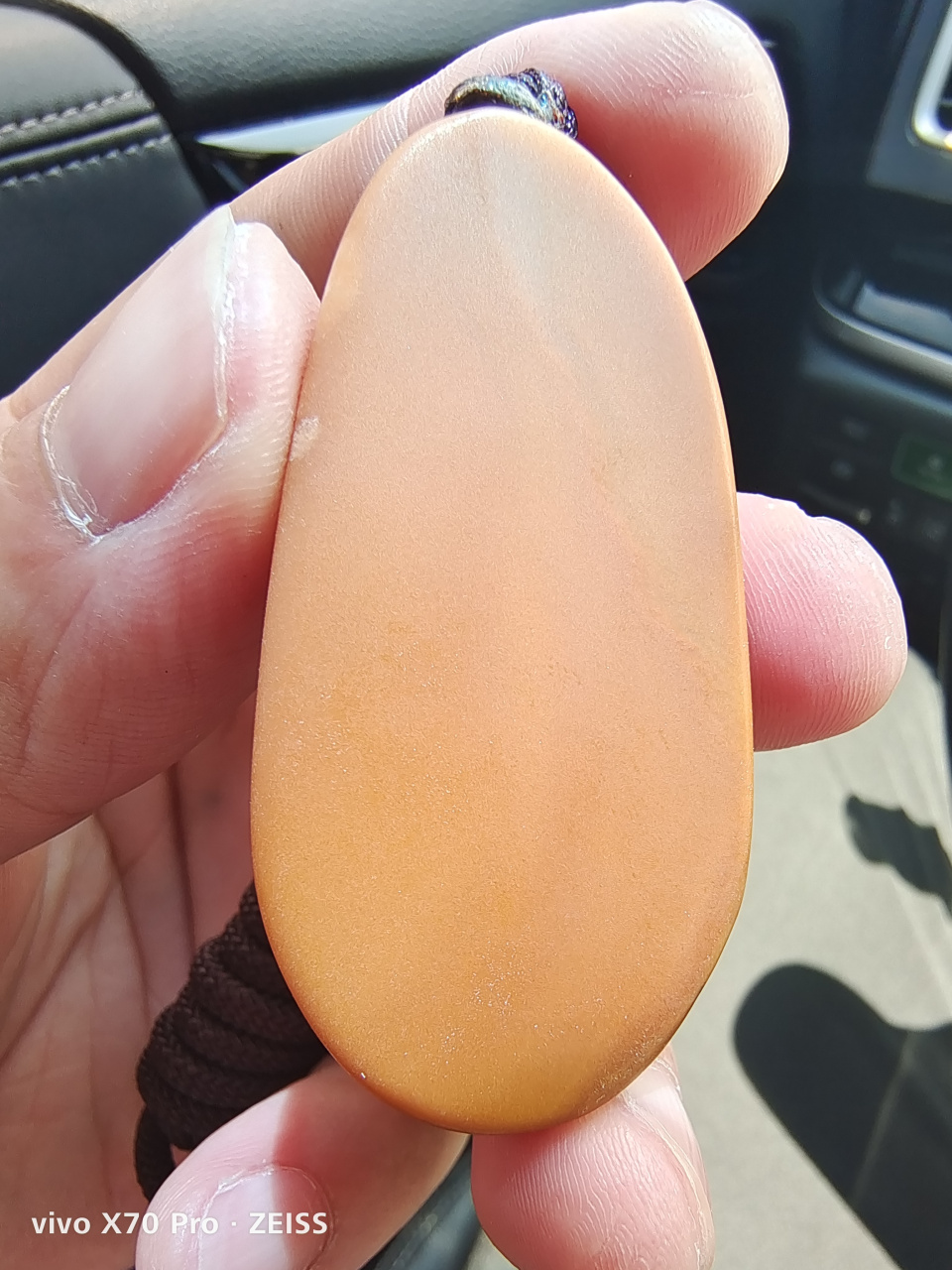 沙漠漆# #收藏# #奇石# 一块沙漠漆挂件,义薄云天关公雕刻件,小而