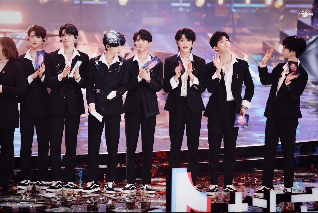 tnt官宣参加东方卫视跨年!全员合体恐无法唱跳,站桩唱情歌?