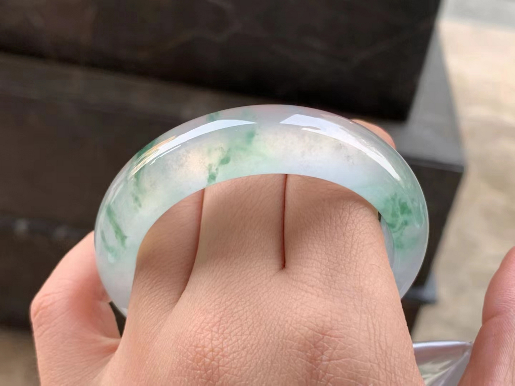 高冰飘绿花正圈手镯 老坑种高冰飘绿花手镯,这个手镯,是多少人都想要