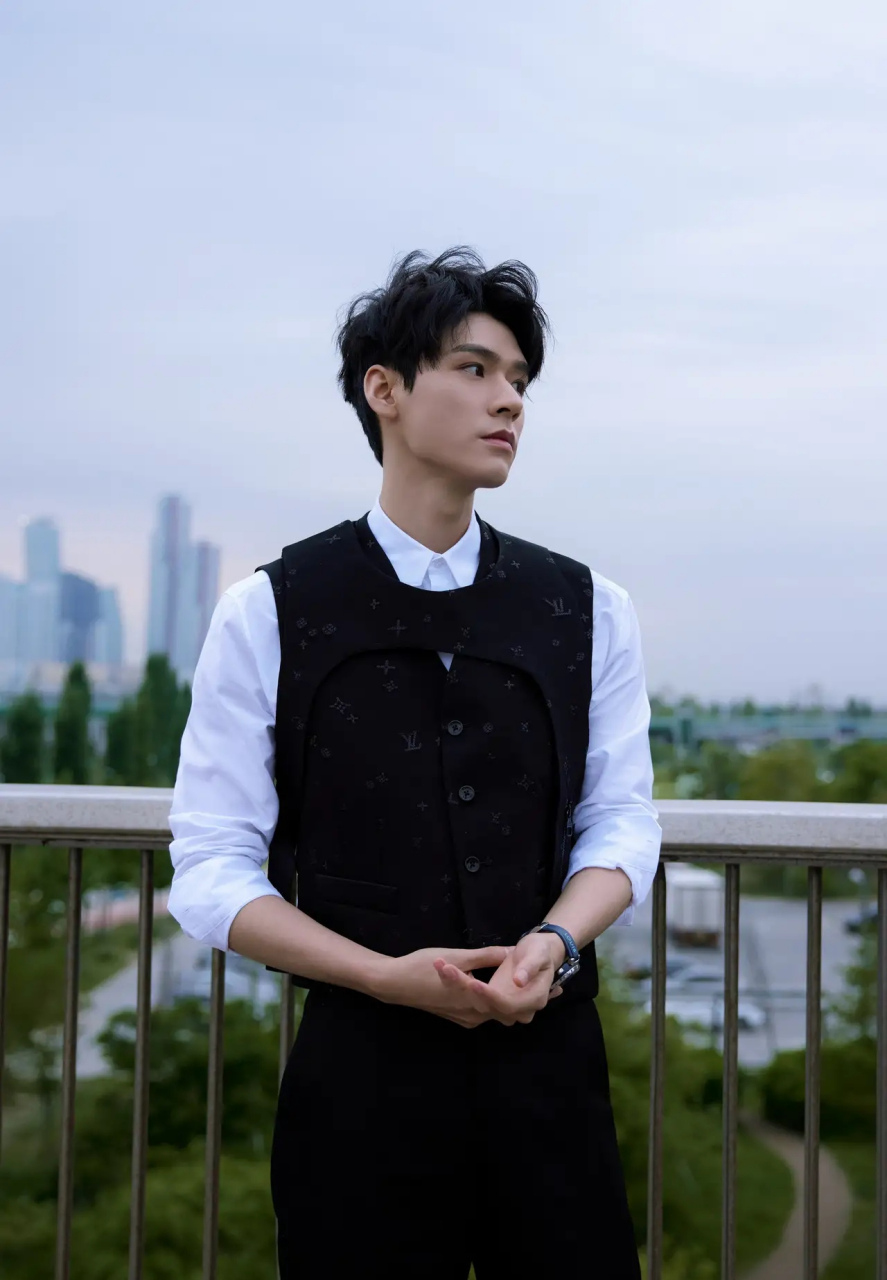 龚俊的五官精致,眉眼英俊,侧颜堪称无懈可击.