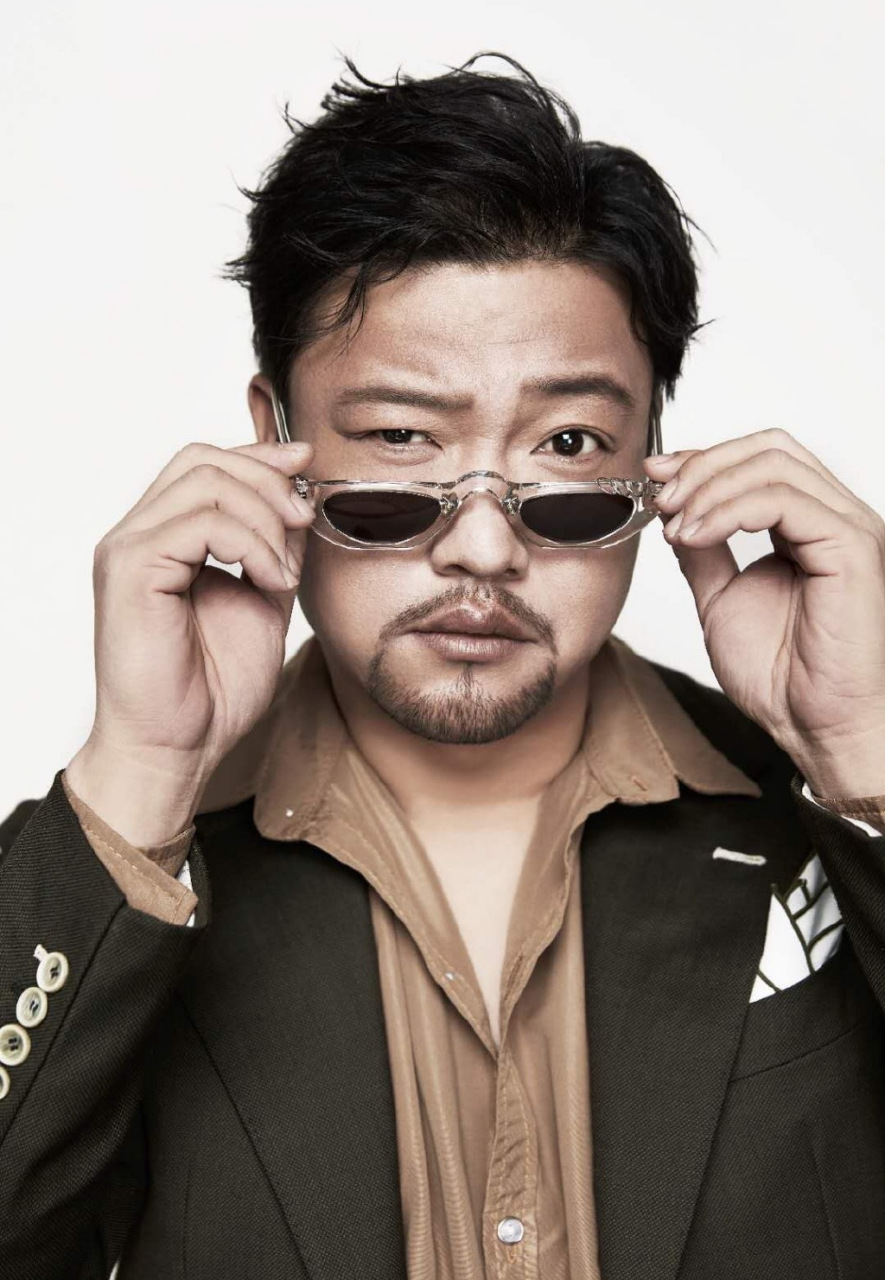 贾冰是一位备受关注的演员,他曾经在电视剧《欢乐颂》中饰演"曲筱绡"