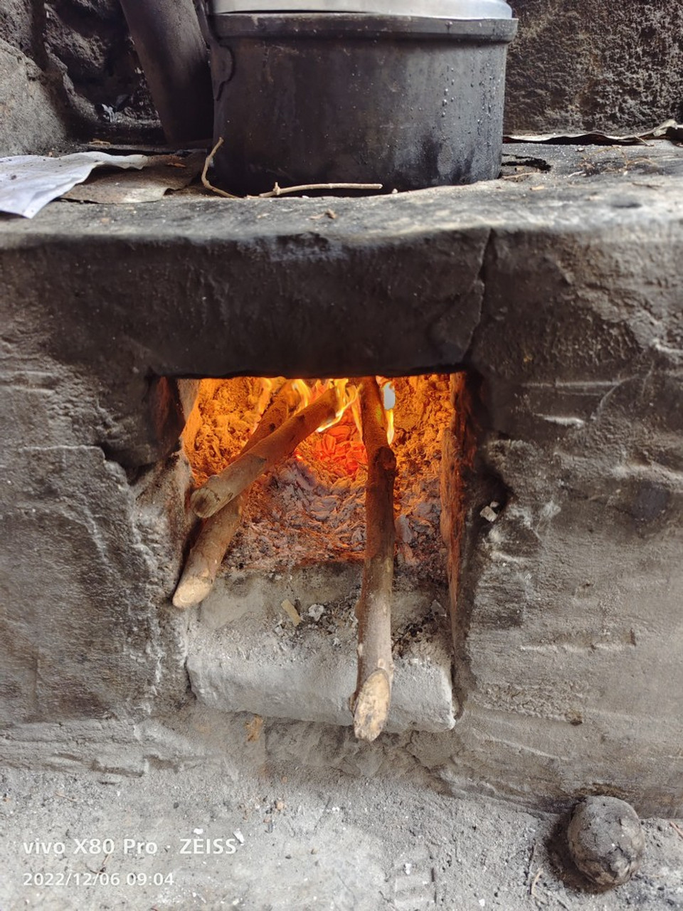 网友:烧炉子的时候我在想,这不就是人间烟火吗?可是我明明是仙女啊!