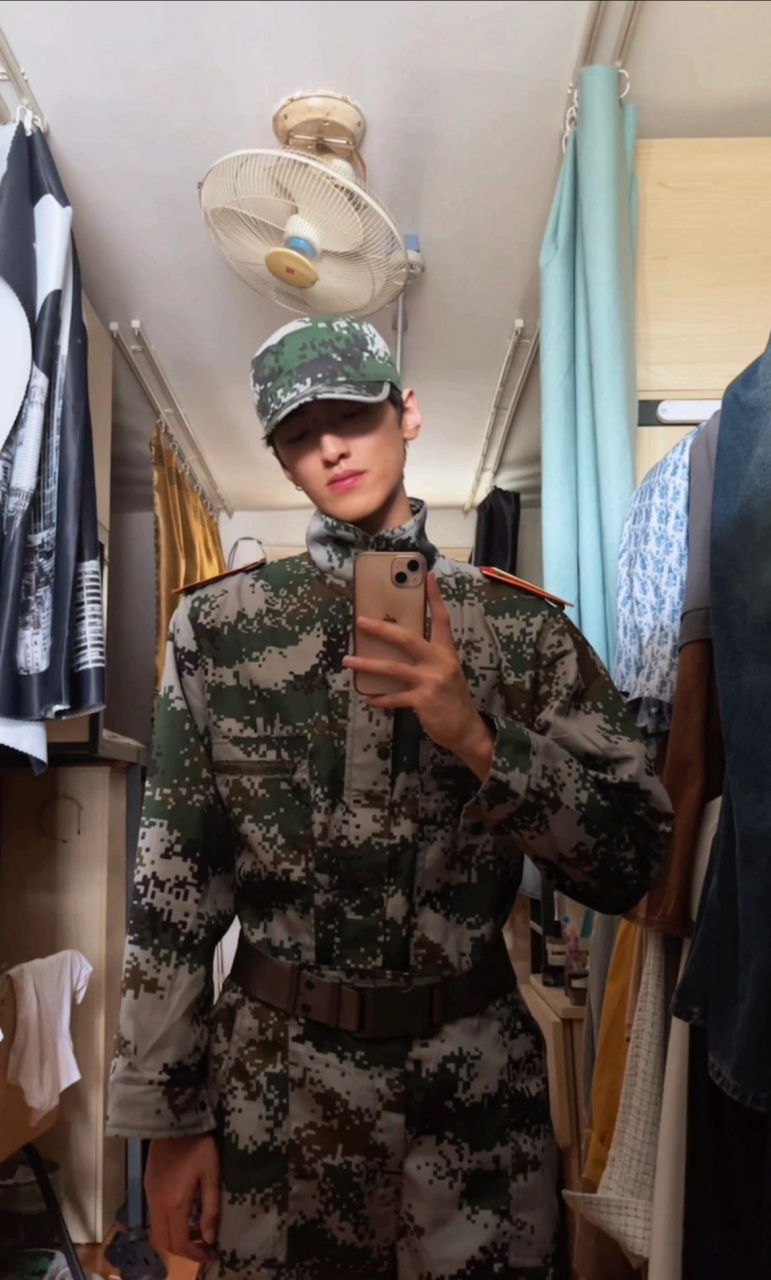 大学生军训时期的宿舍自拍 676767,颜值如何?#颜值# #今日男友