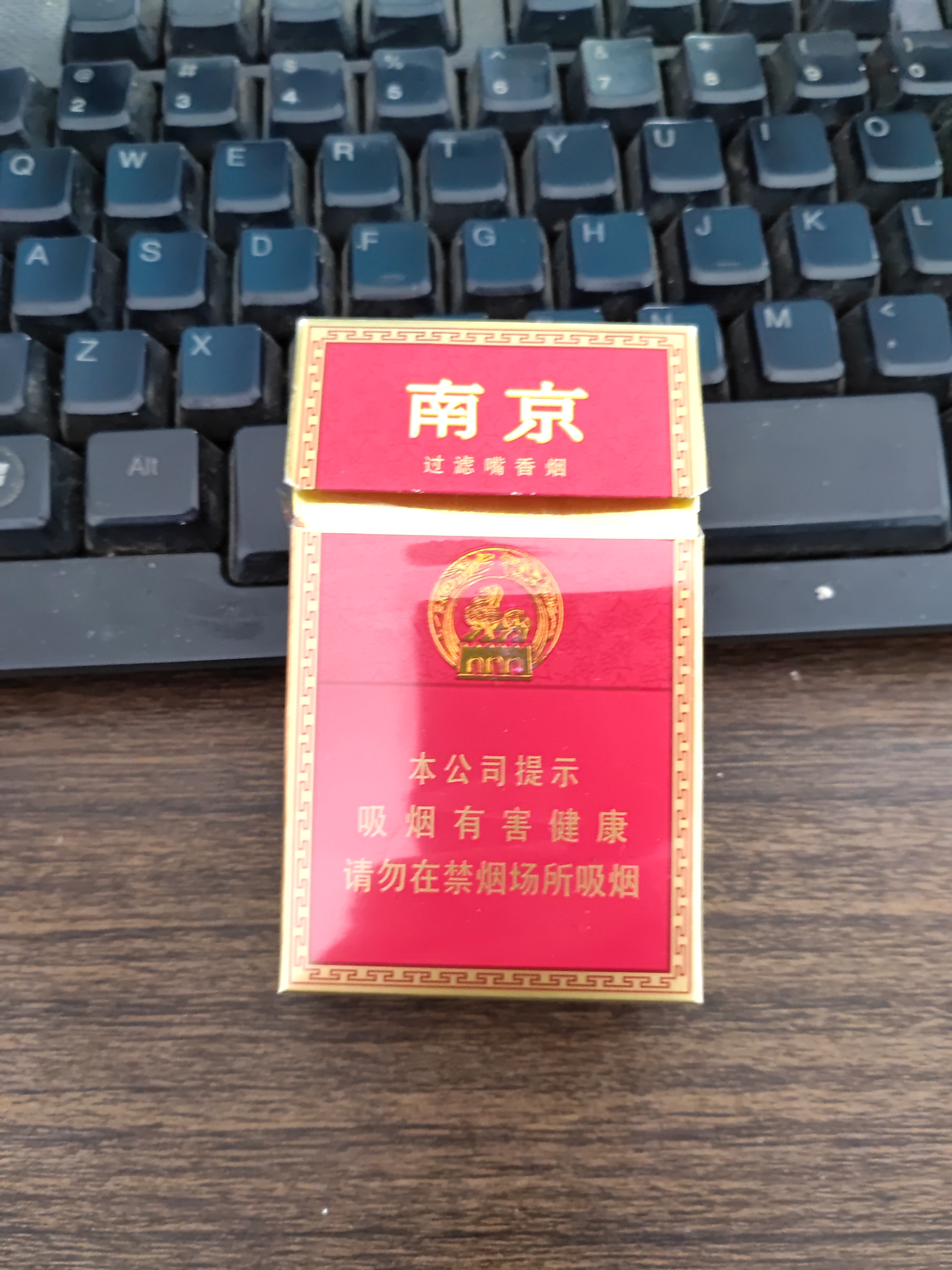 晚上,过量的吸烟导致我失眠严盅掏计媸蛋胫 香烟烟图片香烟图片真实