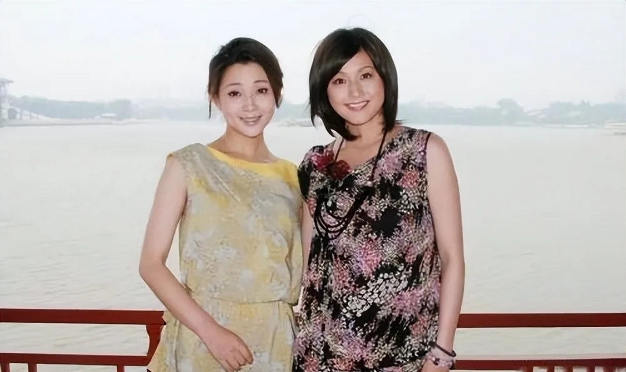 殷桃同框日本女星藤原纪香,同穿土气碎花裙,状态却一个比一个少女!