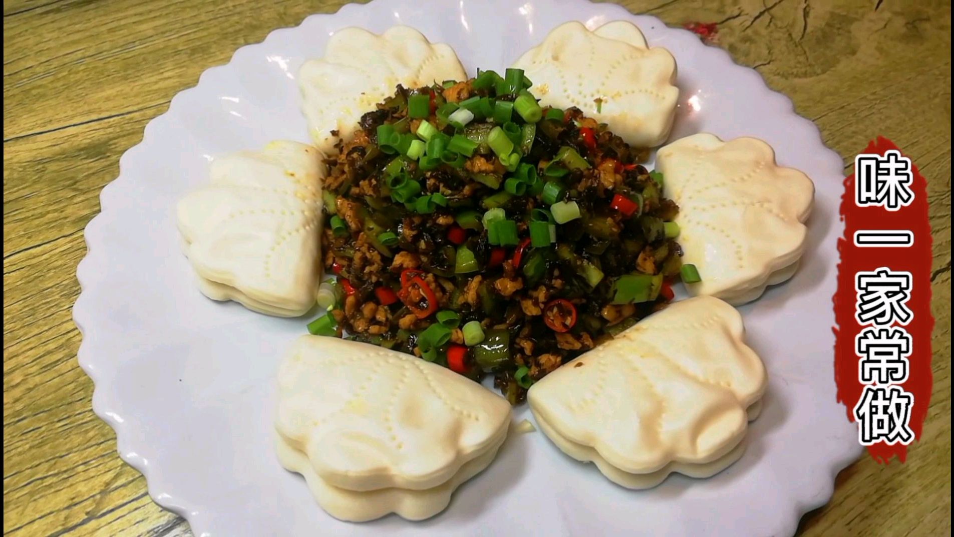 “鸡米芽菜”的家常做法,口味酱香鲜辣,鸡肉滑嫩入味