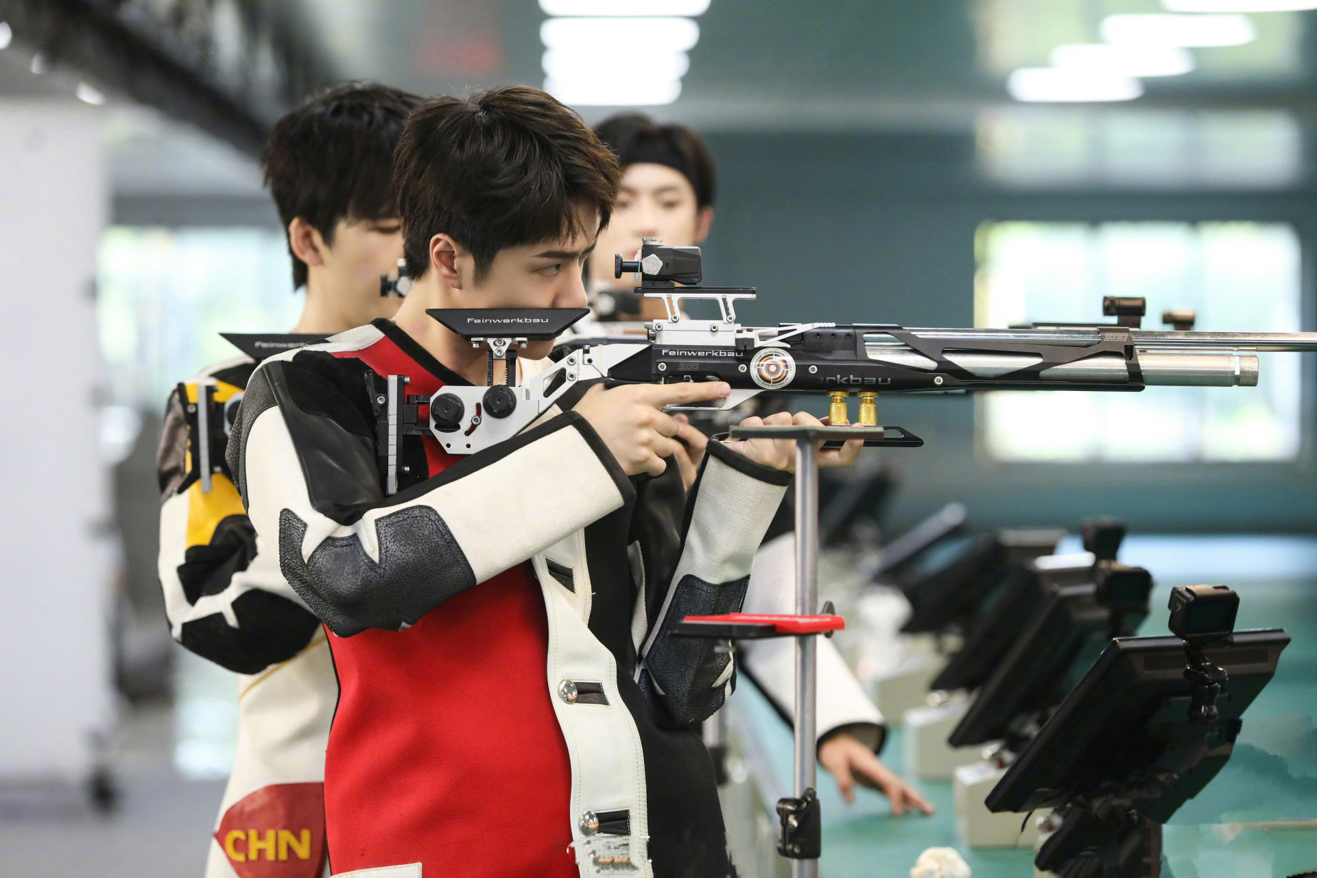 练习射击的王一博,竟然打出了9.