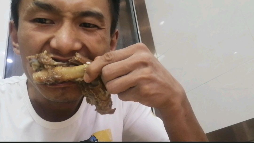 饿了一天了,今天在沙县小吃,花十八块钱吃猪蹄