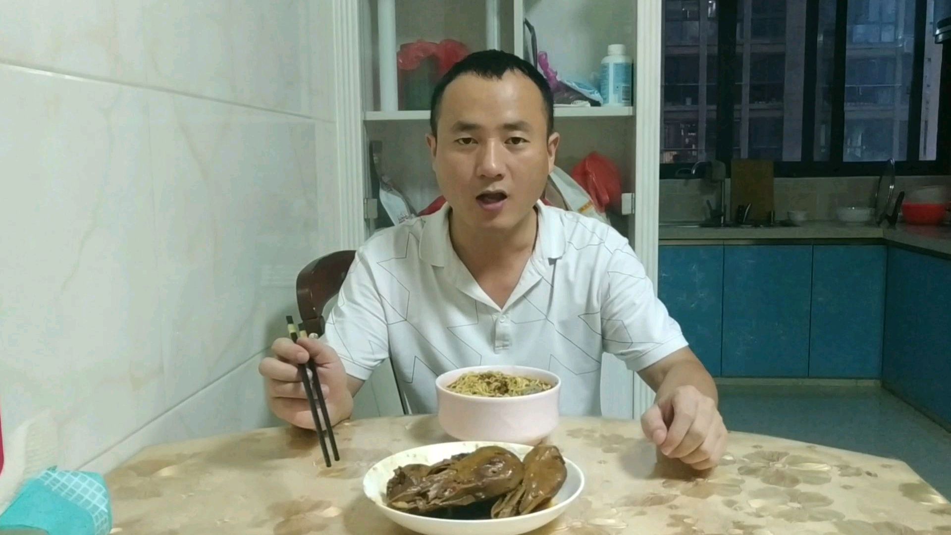 小伙晚上煮了一大碗面,就着鸭头来吃,晚上吃爽了