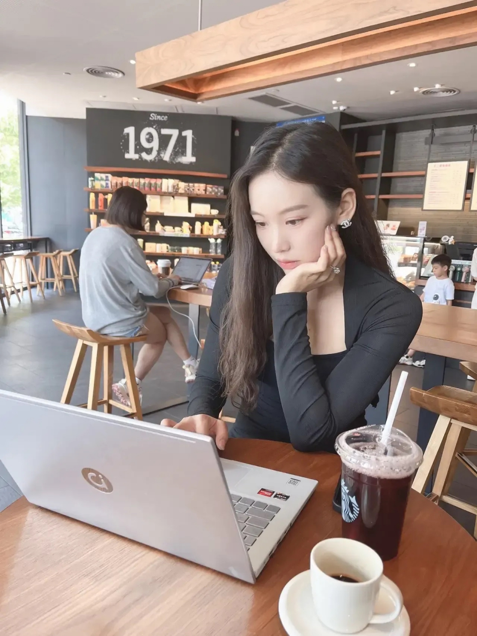 给大家申明一下:我带电脑是在星巴克办公,不是在投简历找工作!