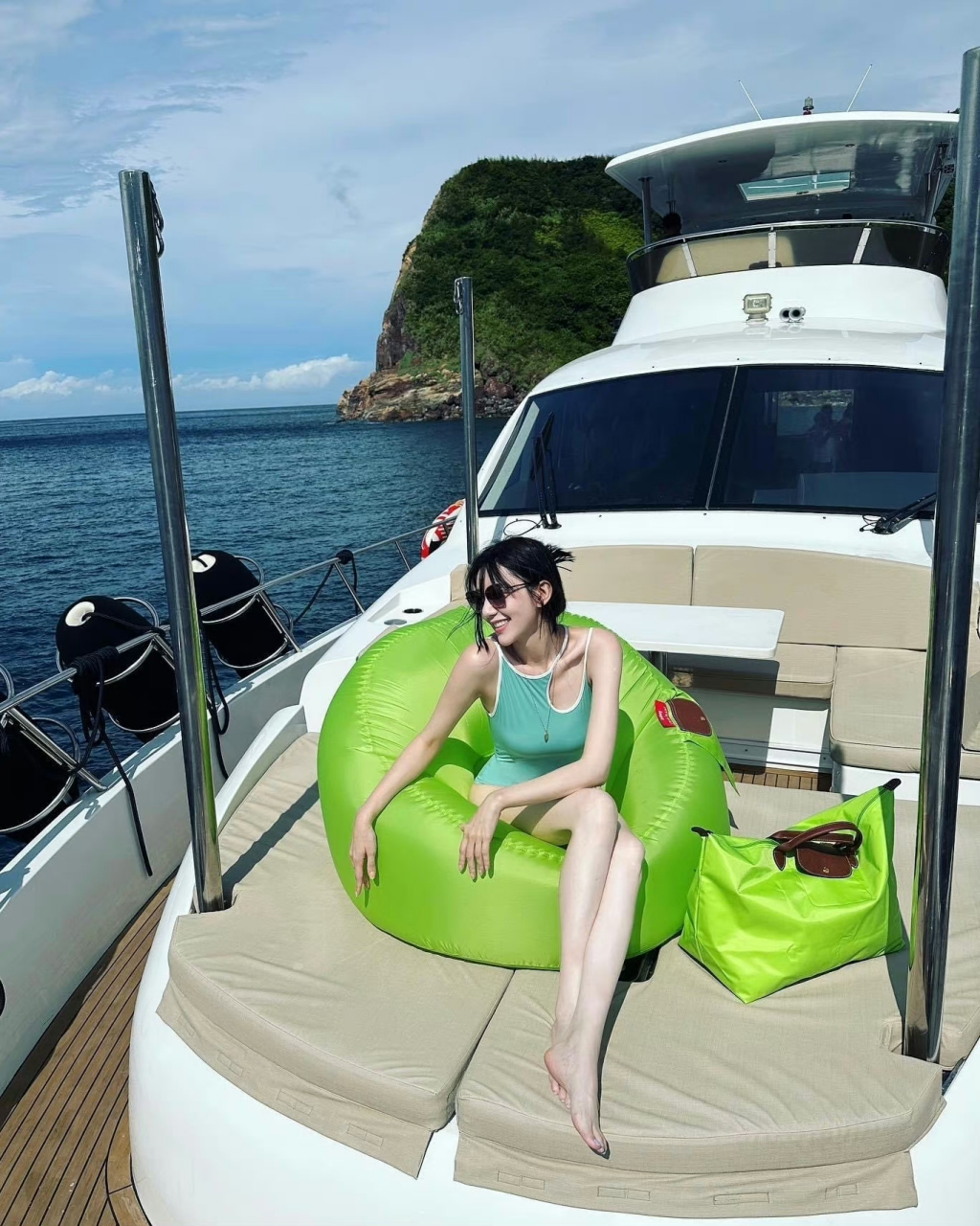 郭雪芙游艇泳装,肤白脚美白富美. #娱乐最前沿# #美女