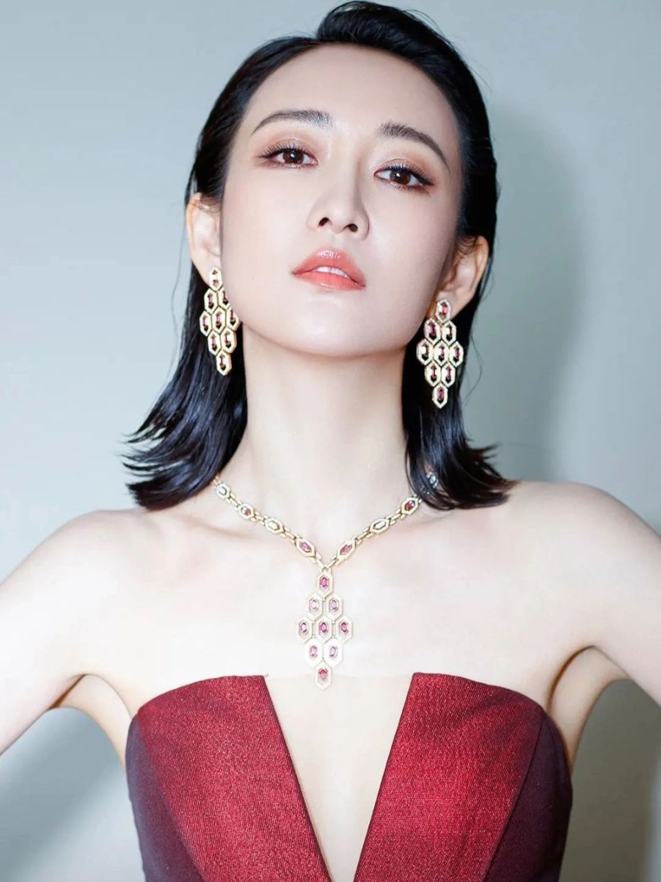 无敌御姐烈焰红唇大美女——明艳动人的王鸥