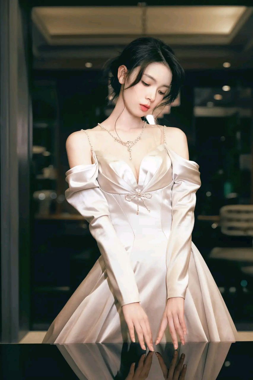 陈瑶,身穿白色礼服,气质高贵典雅,非常的婉约脱俗