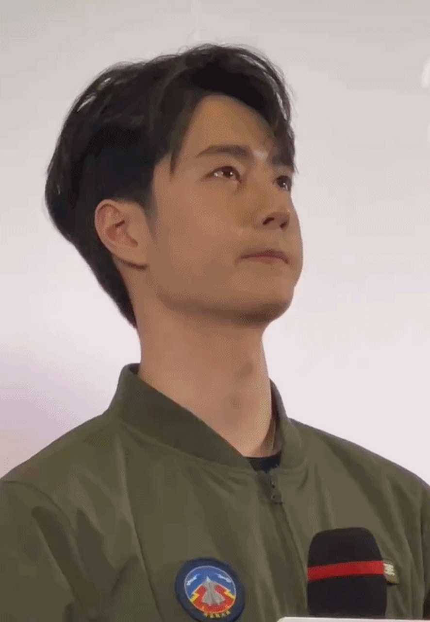 王一博路演现场偷偷流泪,内心柔软善良的小天使.