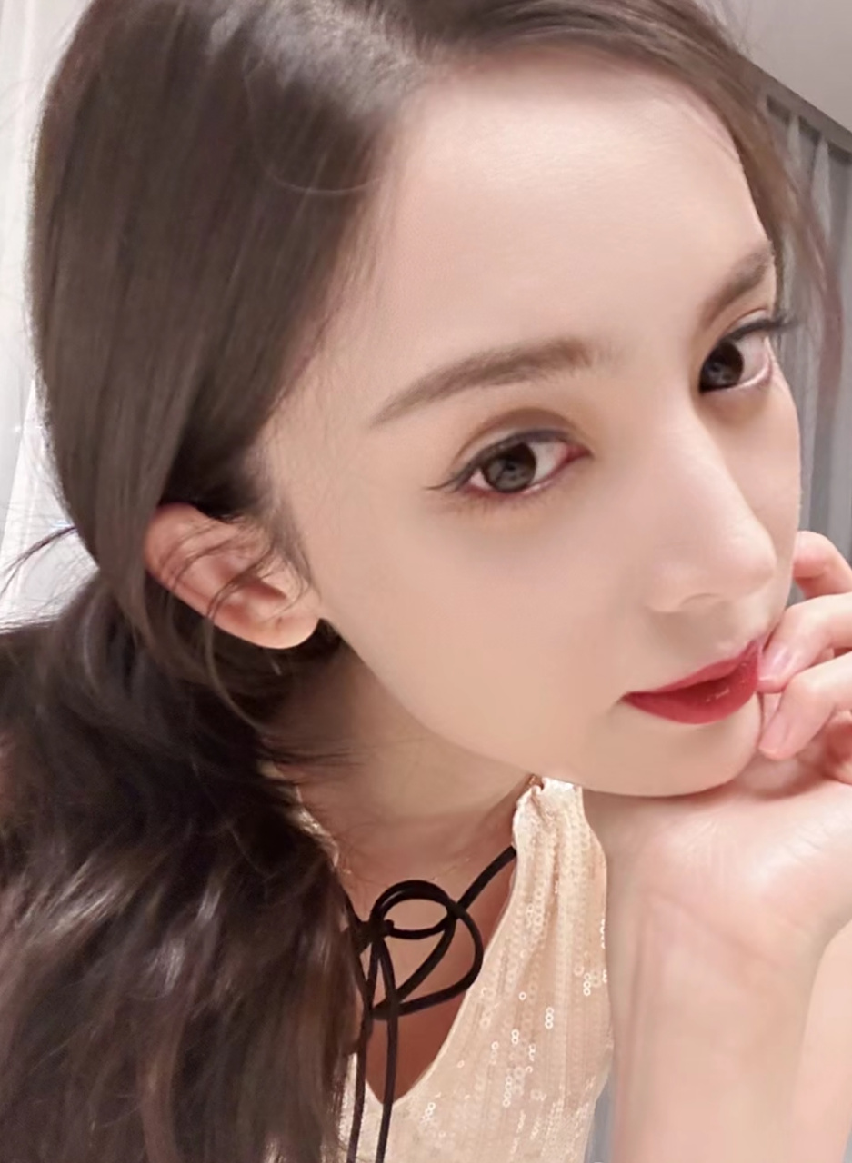 娜扎拿手机对着镜子自拍,侧脸线条尽显精致明星范,她的日常照片几乎都