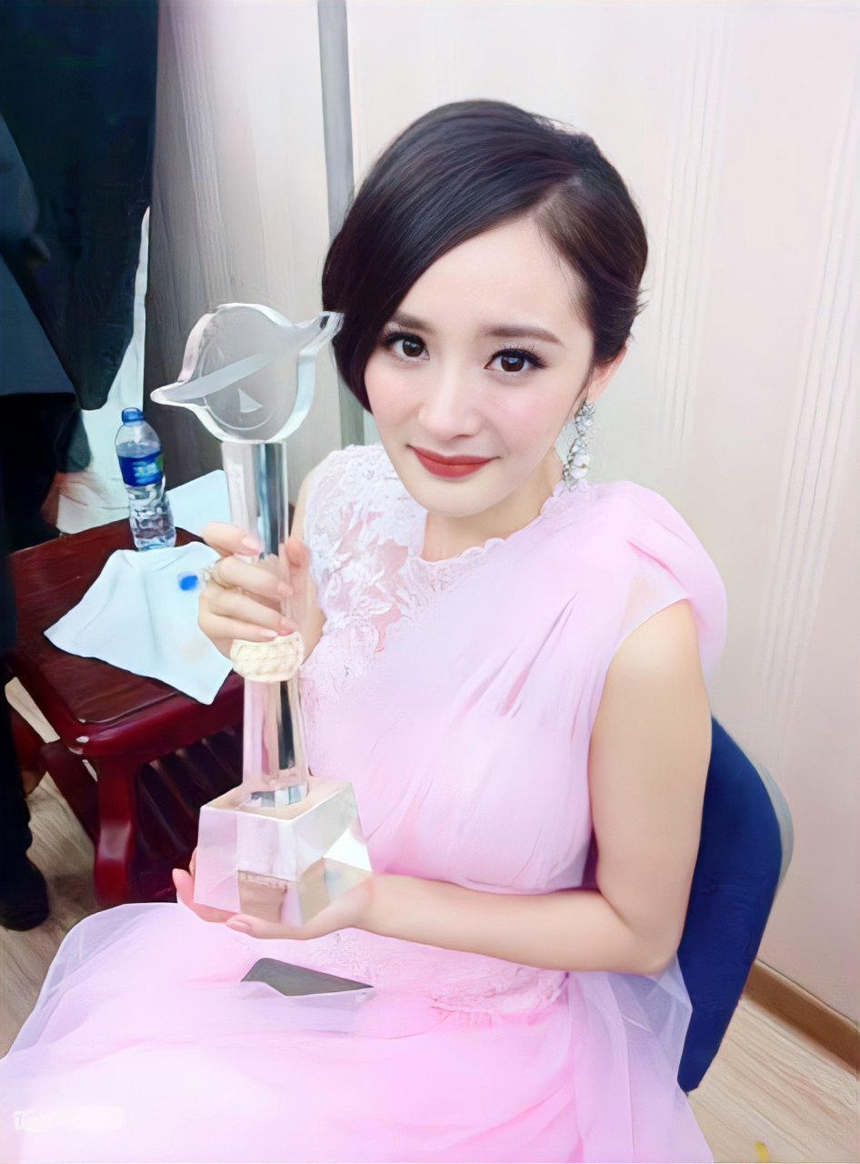 【奖杯与证书】 记录演员杨幂的一些荣耀时刻 96第26届金鹰奖最具