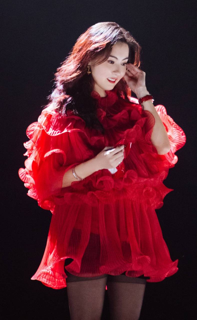 张柏芝——大红泡泡袖配黑色丝袜,也只有你的神颜能压得住了