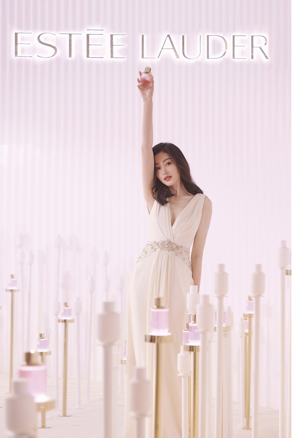 张天爱广告大片,一袭白裙,貌若天仙,美艳动人