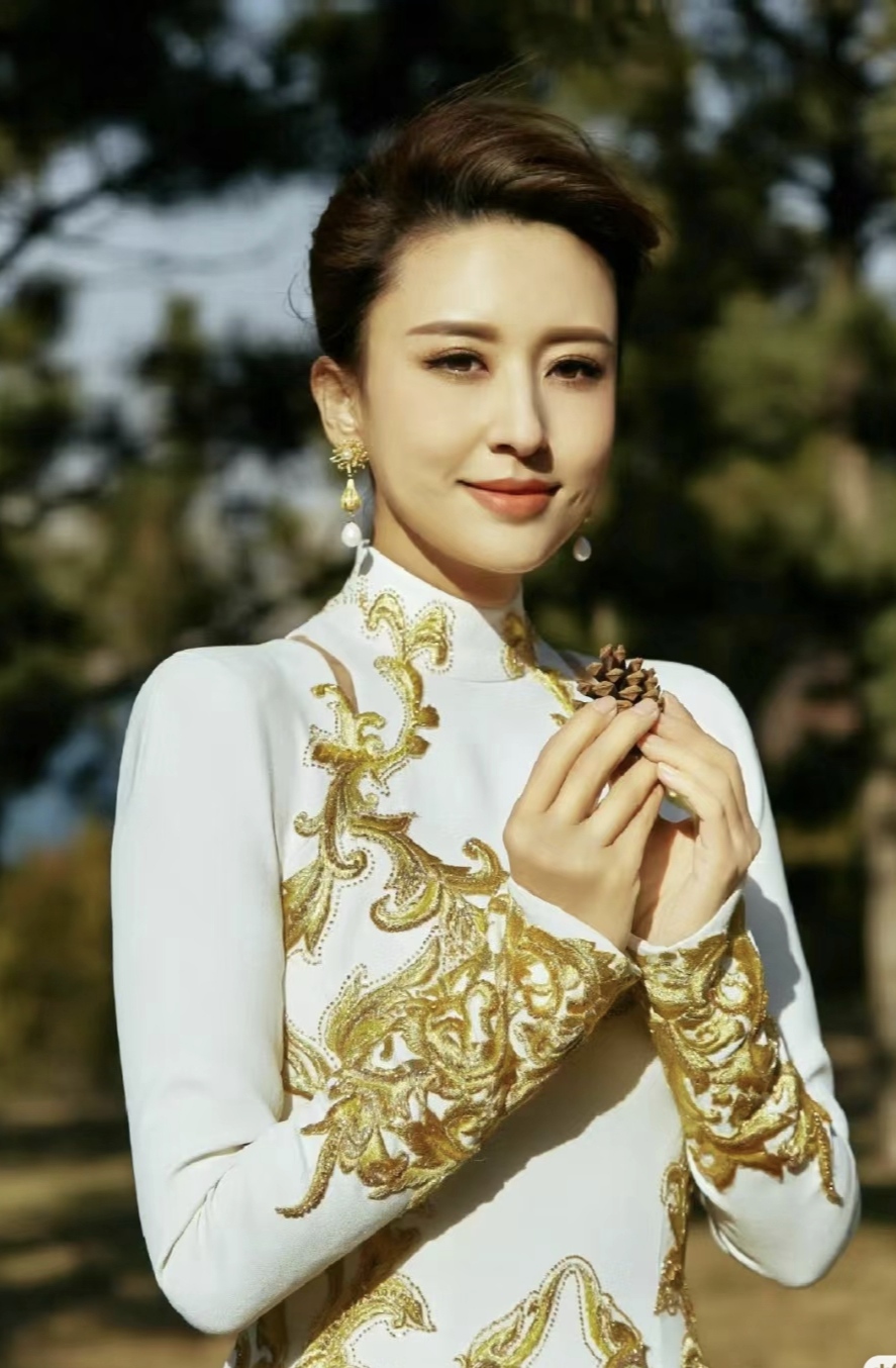 美女主持人张蕾