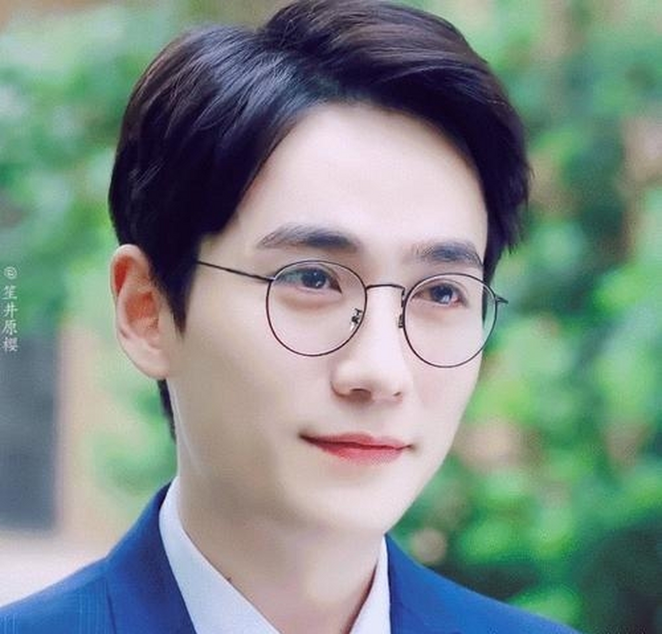 朱一龙的眼镜杀#  朱一龙本身五官精致漂亮,戴上眼镜更有一种别样的