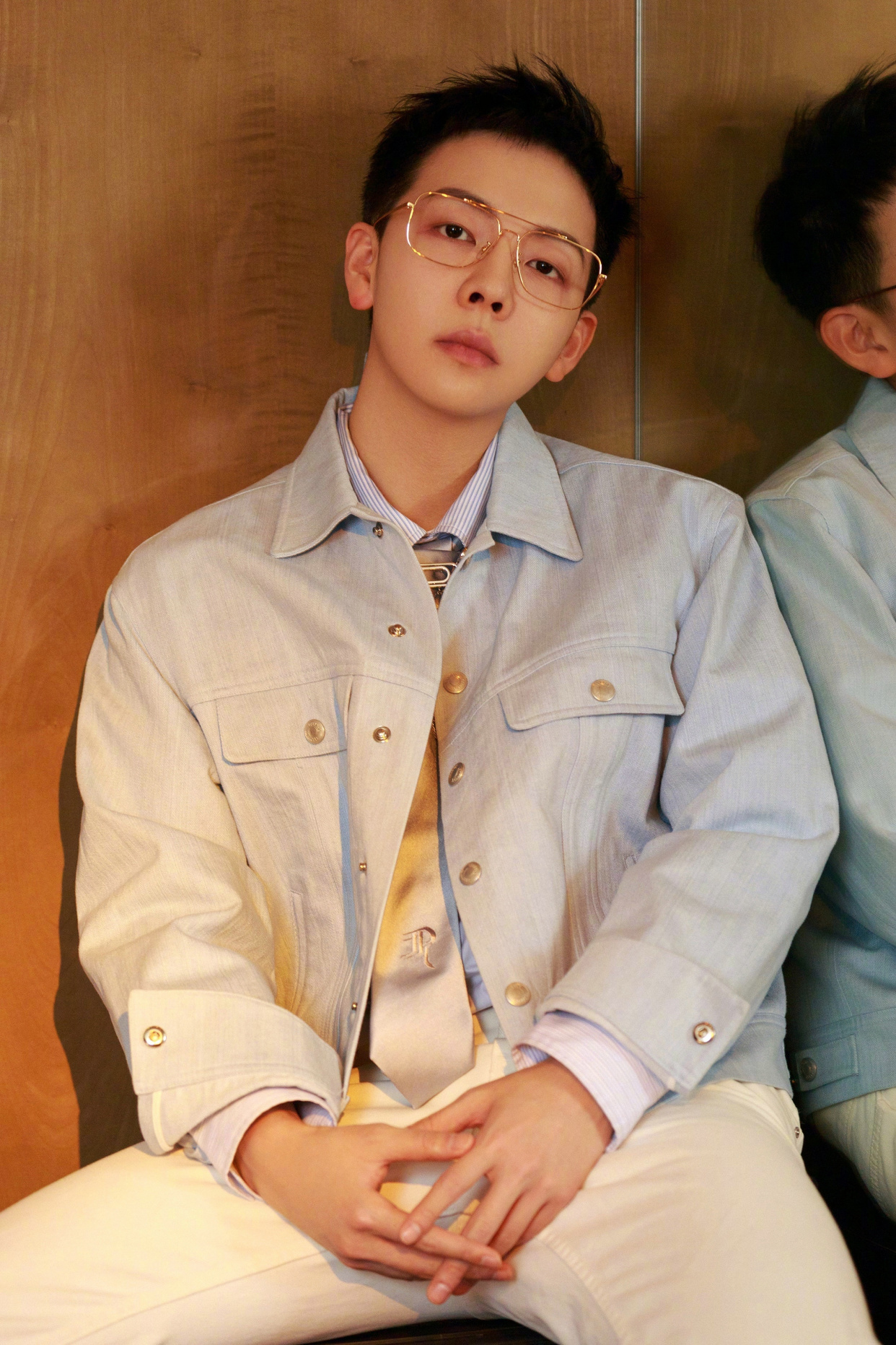 胡夏蓝白条纹衬衫造型释出,蓝色外套更清新雅致,亮眼吸睛