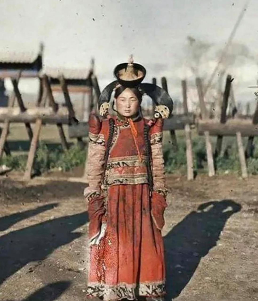 清朝末年蒙古族的贵族已婚妇女,据说这个头饰重大20斤