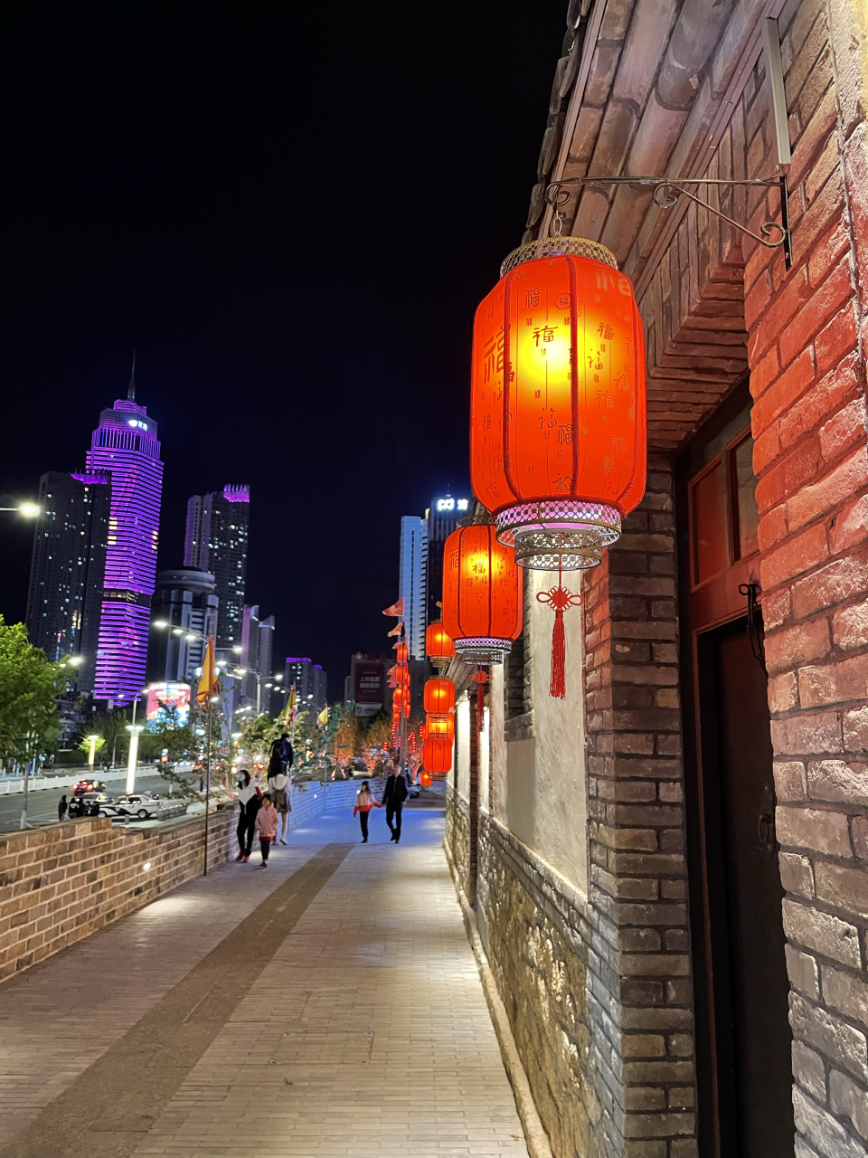 所城里位于烟台市南大街东段的南侧,是老烟台的标志之一.