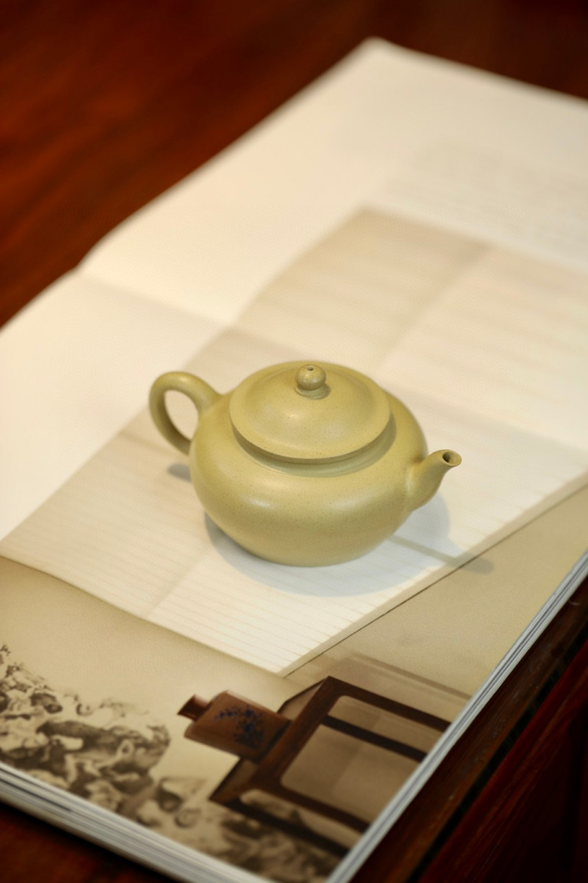 笠帽|优质本绿|160cc|全手  壶体饱满,形制稳健,壶盖协调而雅致,给人