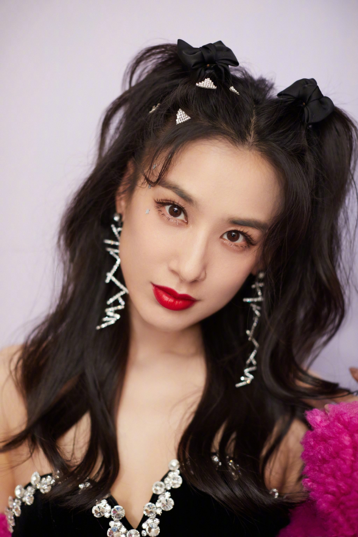 娱乐明星黄圣依双马尾,戴个性化耳坠,这妆容宛如少女般好看