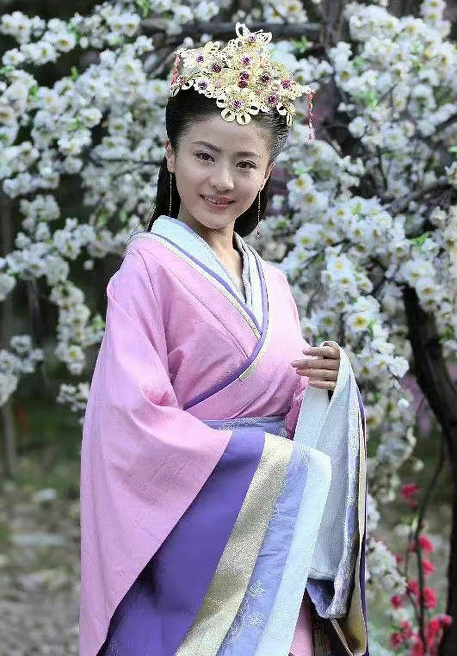 她当年参加《快乐女声》很快被淘汰,但因为长得像张柏芝,最后以小张柏