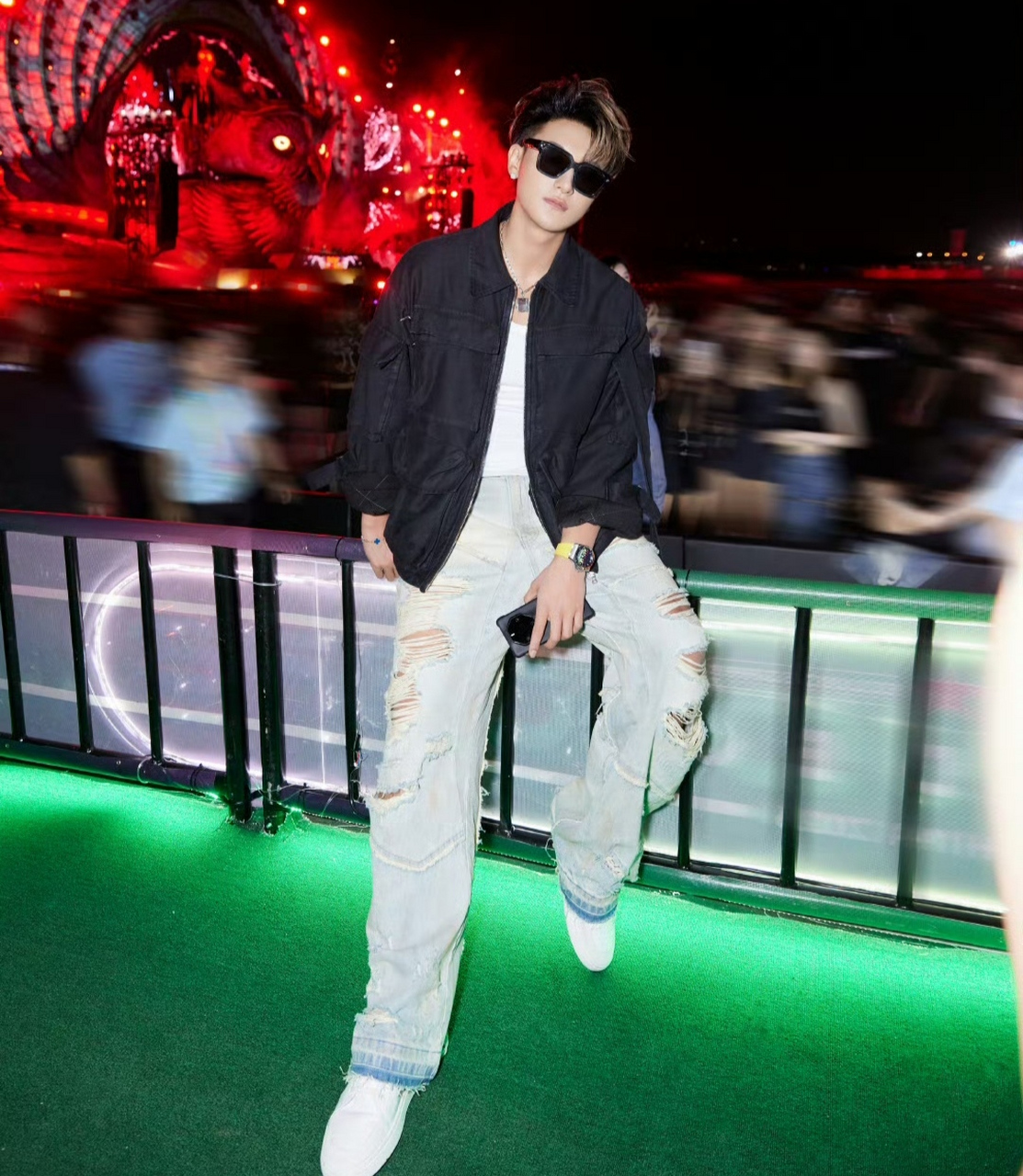 黄子韬现身音乐活动酷劲十足,手表和手链都在彰显他的身价,破洞牛仔裤
