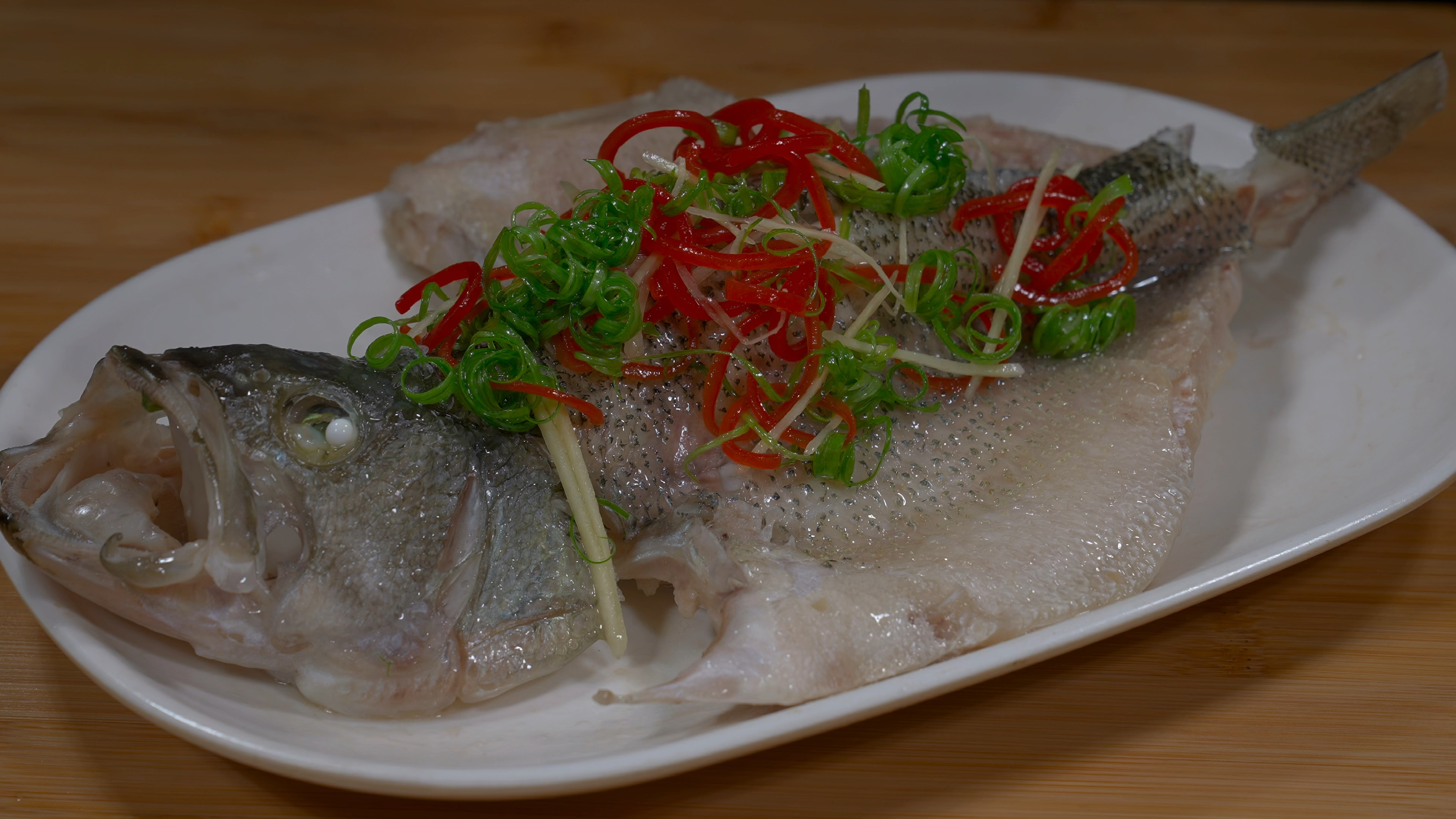 为什么广东的清蒸鲈鱼那么鲜嫩好吃呢?分享30年做鱼经验