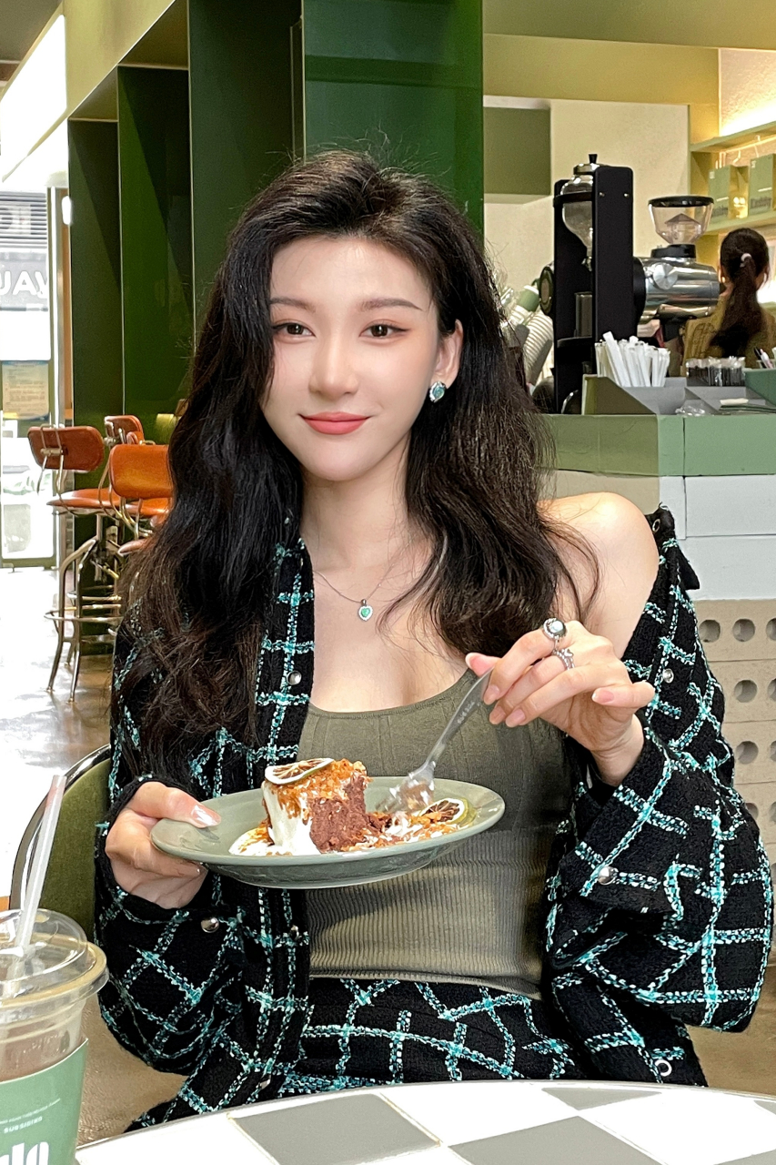 时尚美女刘诗雨[鲜花]