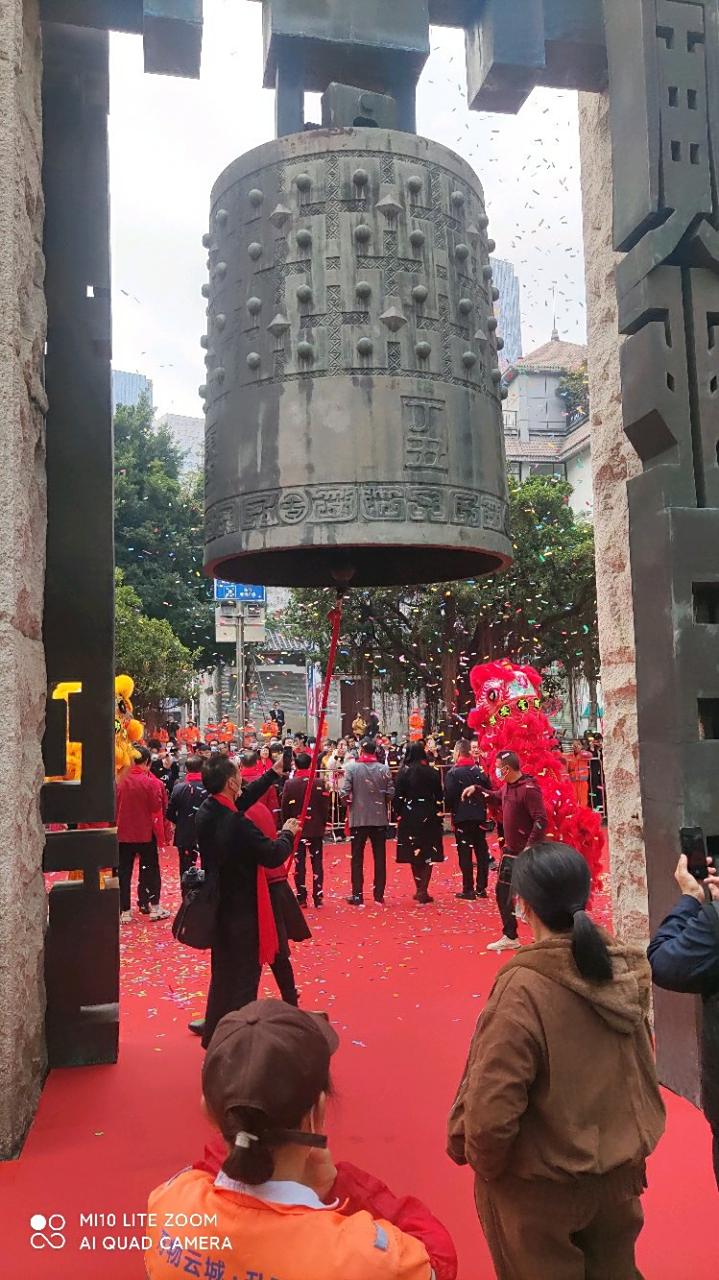 东门撞钟仪式 从者如云观者如堵 随着一众人拉绳 梆梆梆的清脆响彻