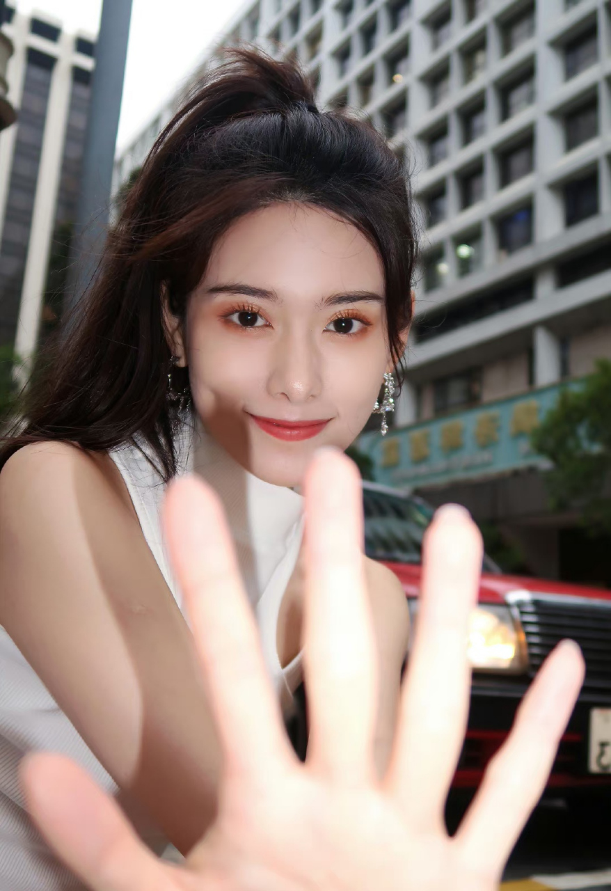 朱嘉倩# 清纯妩媚的眼神,肤白貌美的容颜,纤瘦高