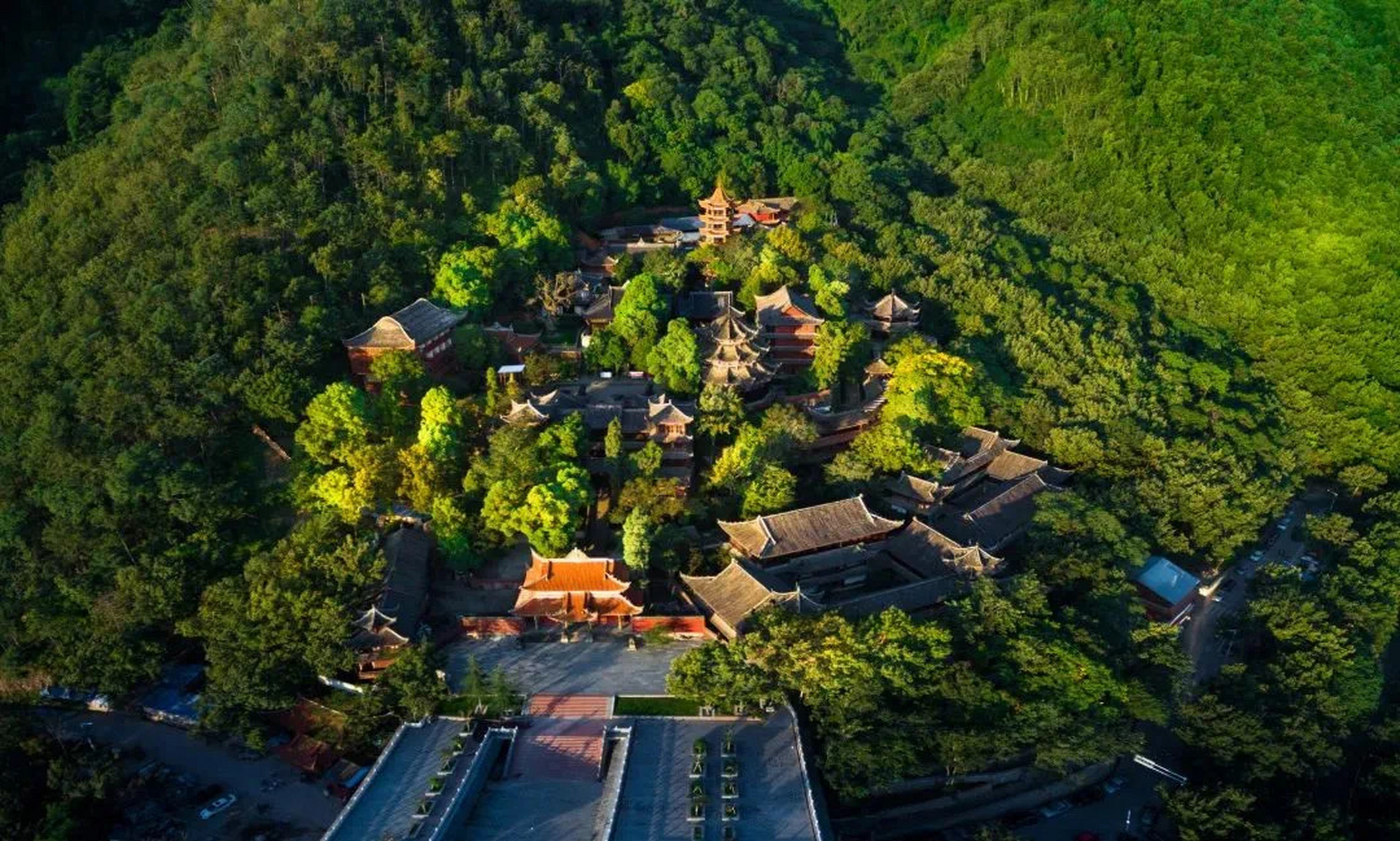 螺髻山风景区位于普格县境内,这里千峰叠翠,万派环宋,林木葱茏,善势