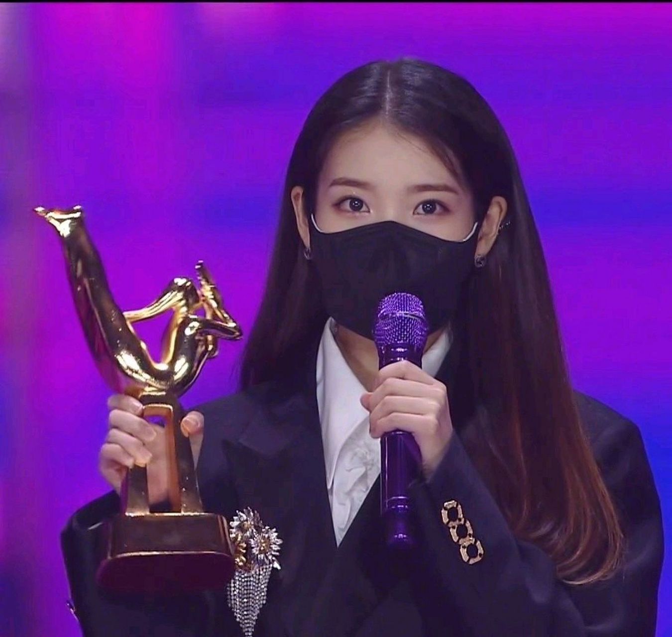 每日娱乐播报#iu李知恩戴口罩参加韩国金唱片大赏,可爱又美丽!