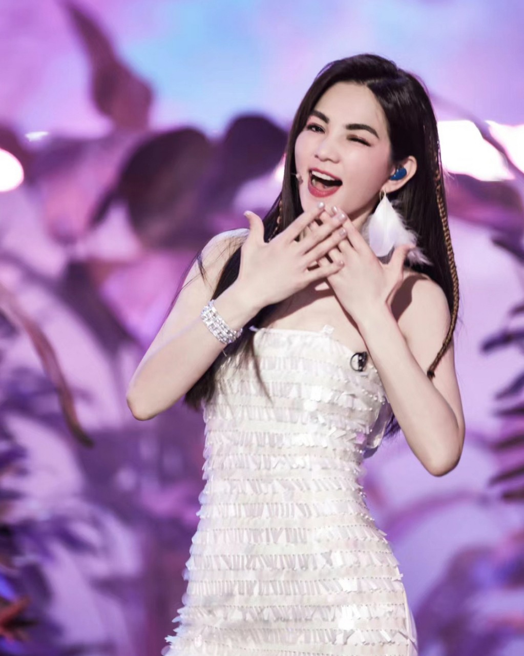 she里面现在过的最幸福的ella～ 以前是个假小子,现在家庭美满,老公