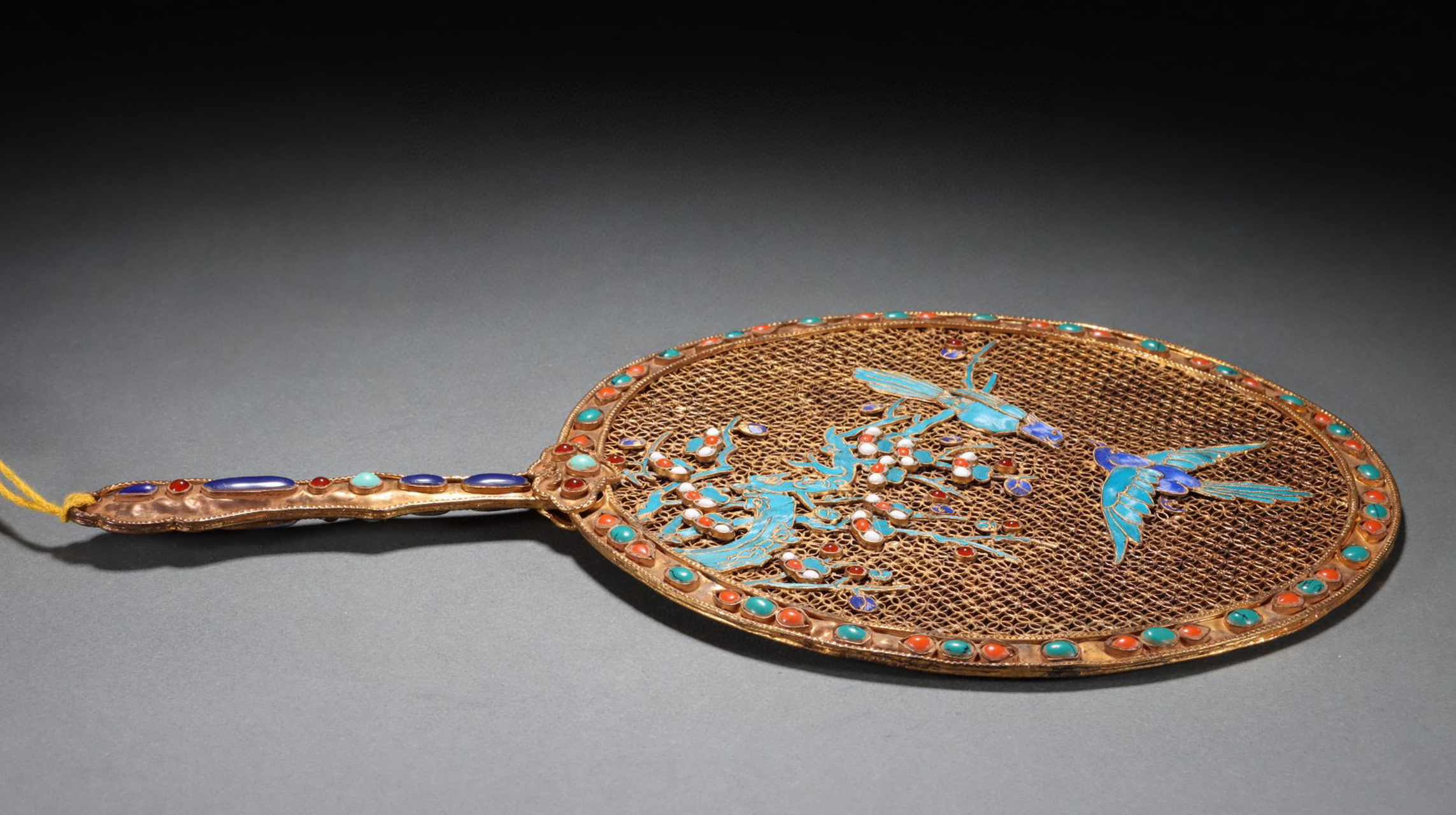 清代 银鎏金点翠花鸟纹扇子 规格:长31.5㎝宽20㎝重366g