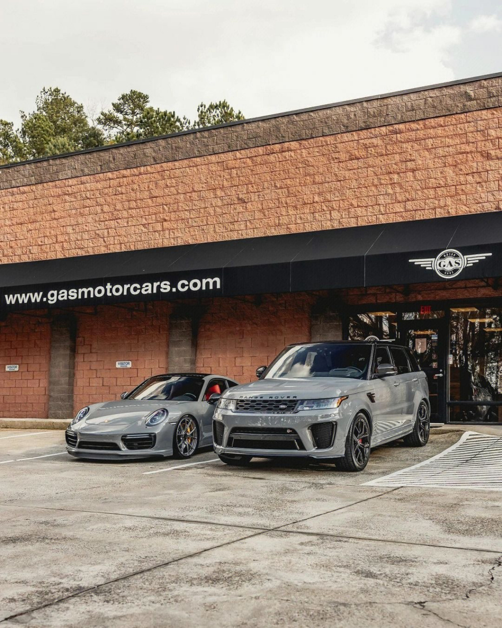 路虎揽胜运动版&保时捷911 turbo s,同是水泥灰的车身漆水颜色,你更